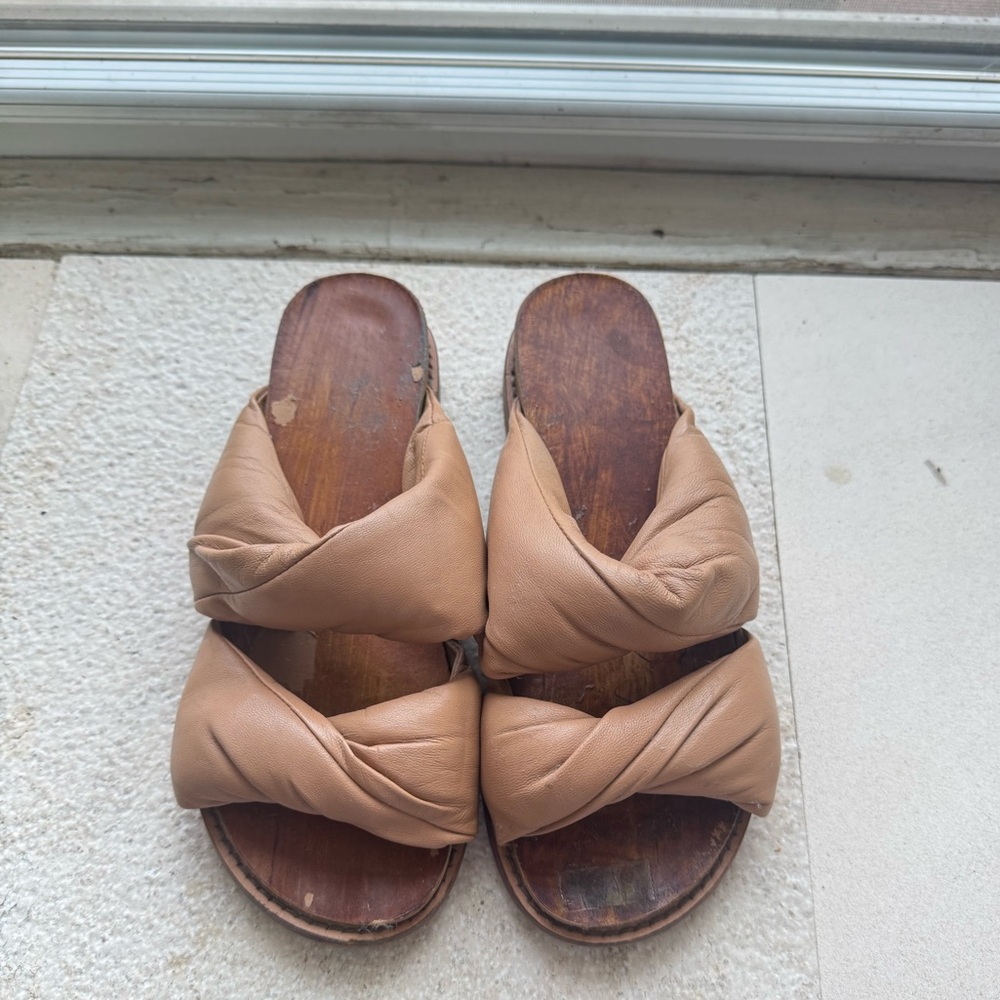 Soft Puffy Leather Sandals